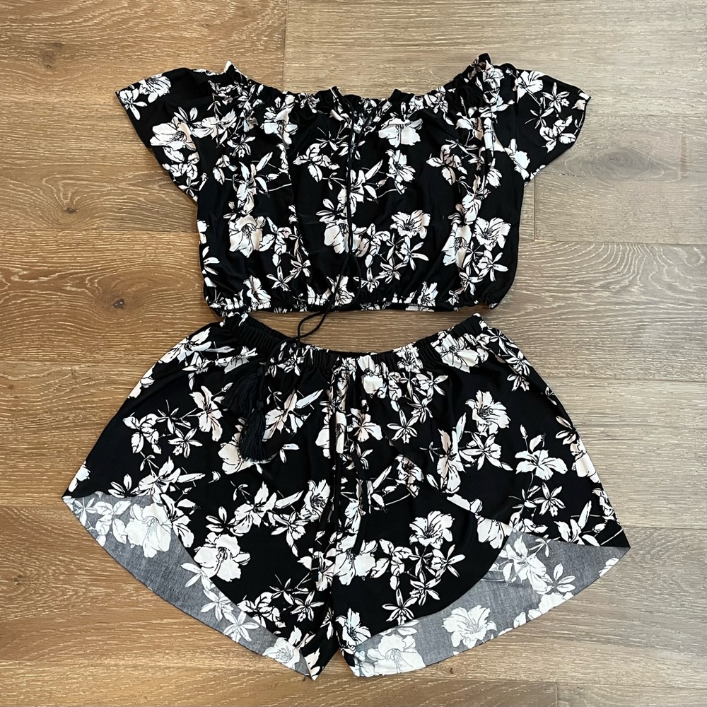 Women’s Floral Off-Shoulder Top and Shorts Swim Cover Up Set Size M